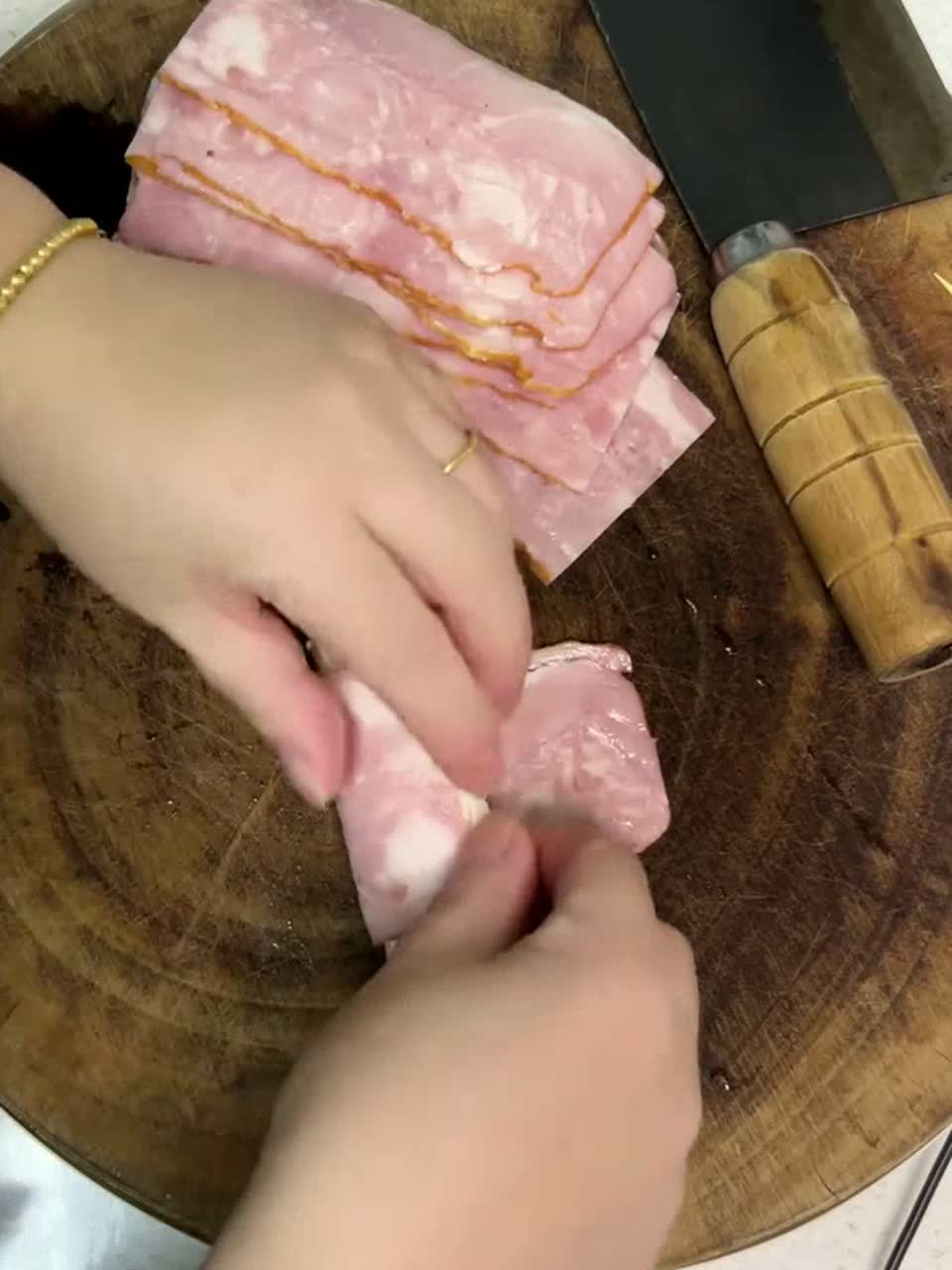 家常菜 美食 如果快乐是……有人给你做培根卷金针菇，烧烤味儿哦