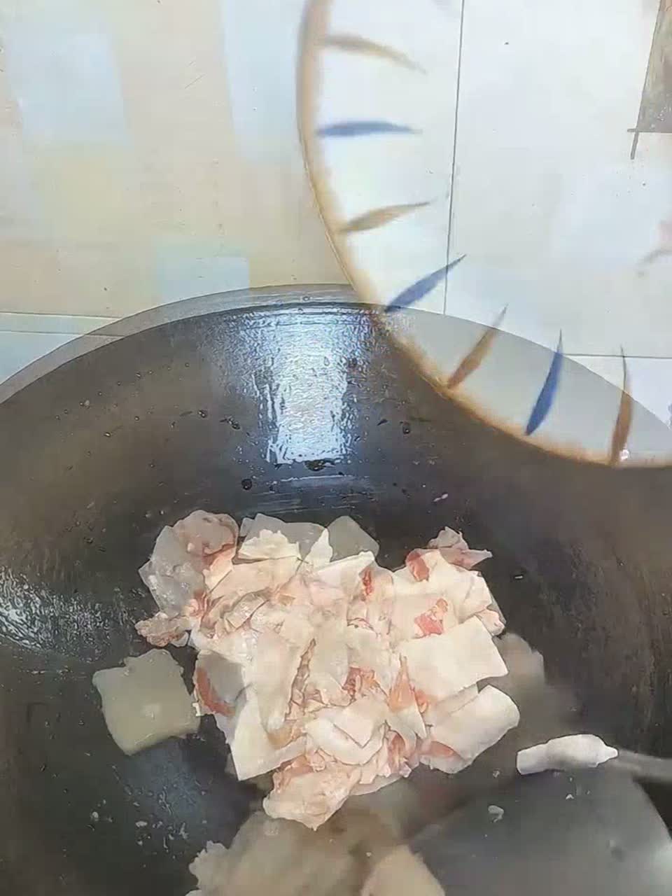 论湖南人对辣椒炒肉的执念.饭可以不吃,这盘菜必须有!复刻老公真传的手艺,肥肉不腻瘦肉超嫩!