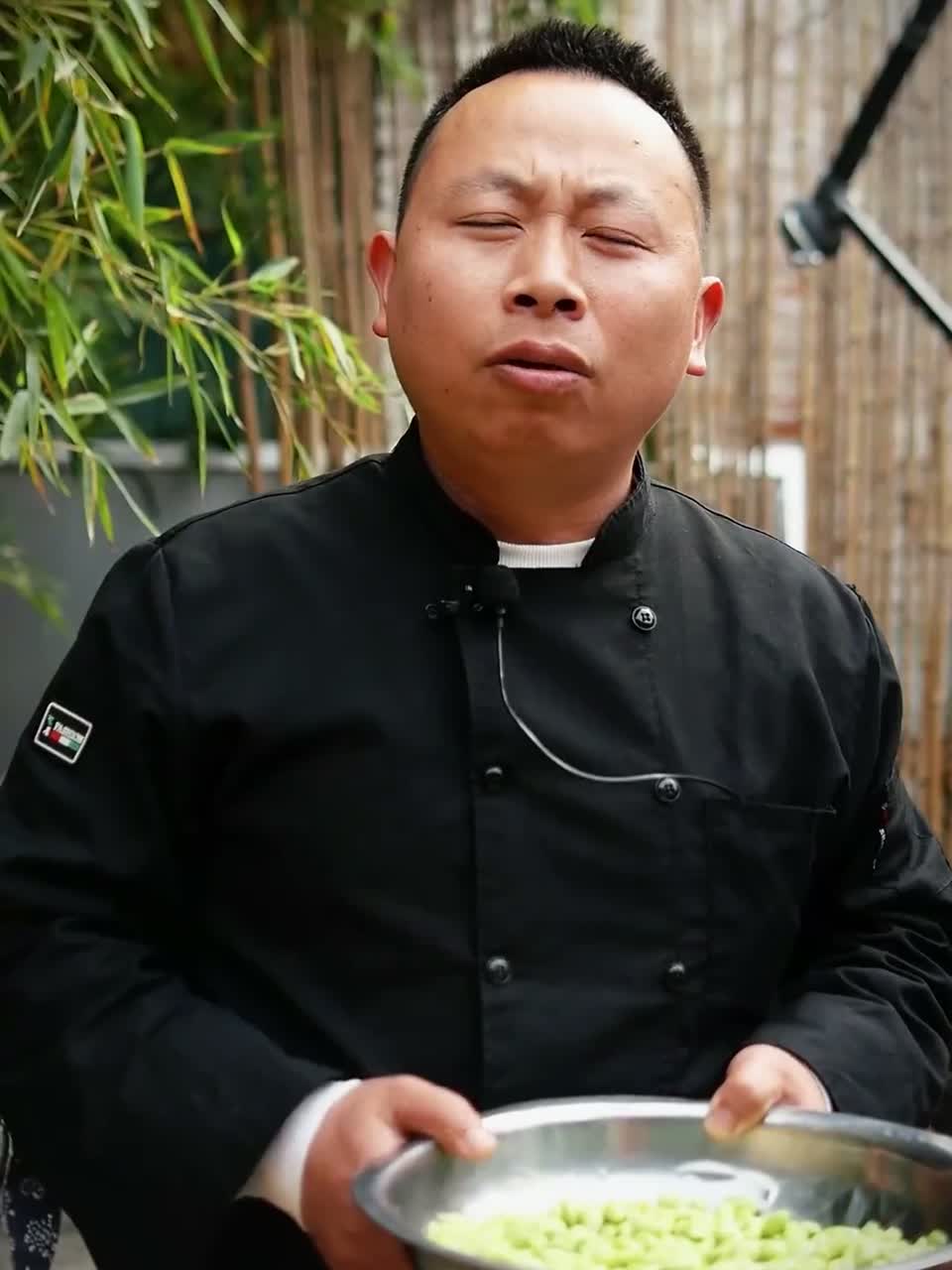 春天了，这些绿色的菜，更好吃。青豆渣炒青菜。