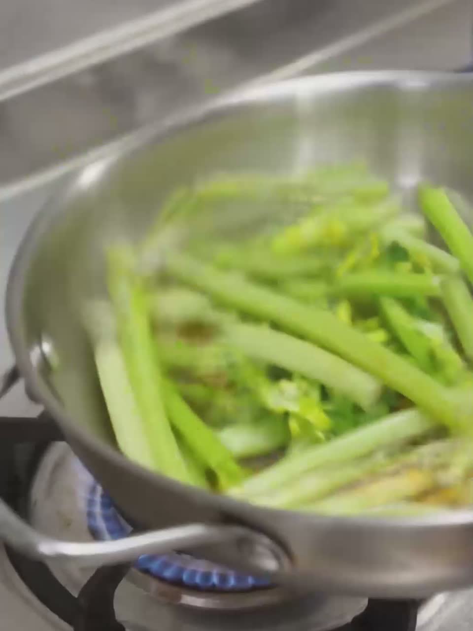 炒芹菜粗纤维难嚼？焯水软化纤维，清脆易嚼更好消化。