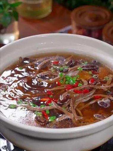 不管是冬天 还是夏天 我家每周都会做这个 茶树菇炖排骨 汤鲜味美我家孩子特别爱喝 美食教程