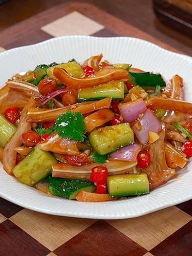 没几天就过年了，年夜饭的餐桌上可定少不了这道黄瓜拌猪耳，酸辣解腻，下酒又下饭#凉拌菜 #凉