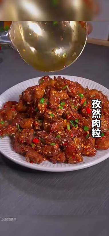 我告诉你啊，以后想吃烧烤了，不要出去吃了，今天分享一道孜然肉粒的做法，比烧烤摊的还要好吃。