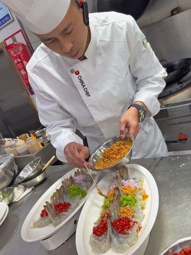 (蒜蓉粉丝开背虾)主料:2/3冰鲜大虾12只绿豆粉丝:300克辅料:金蒜银蒜:50克洋葱沫