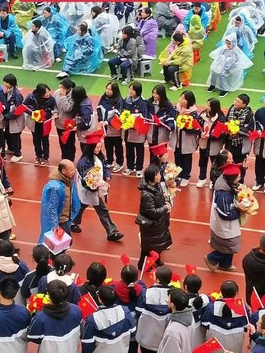 别的父母给孩子的礼物没有注意到,单单这位父亲手里提的蛋糕让人格外关注和羡慕,谁说父亲粗心?