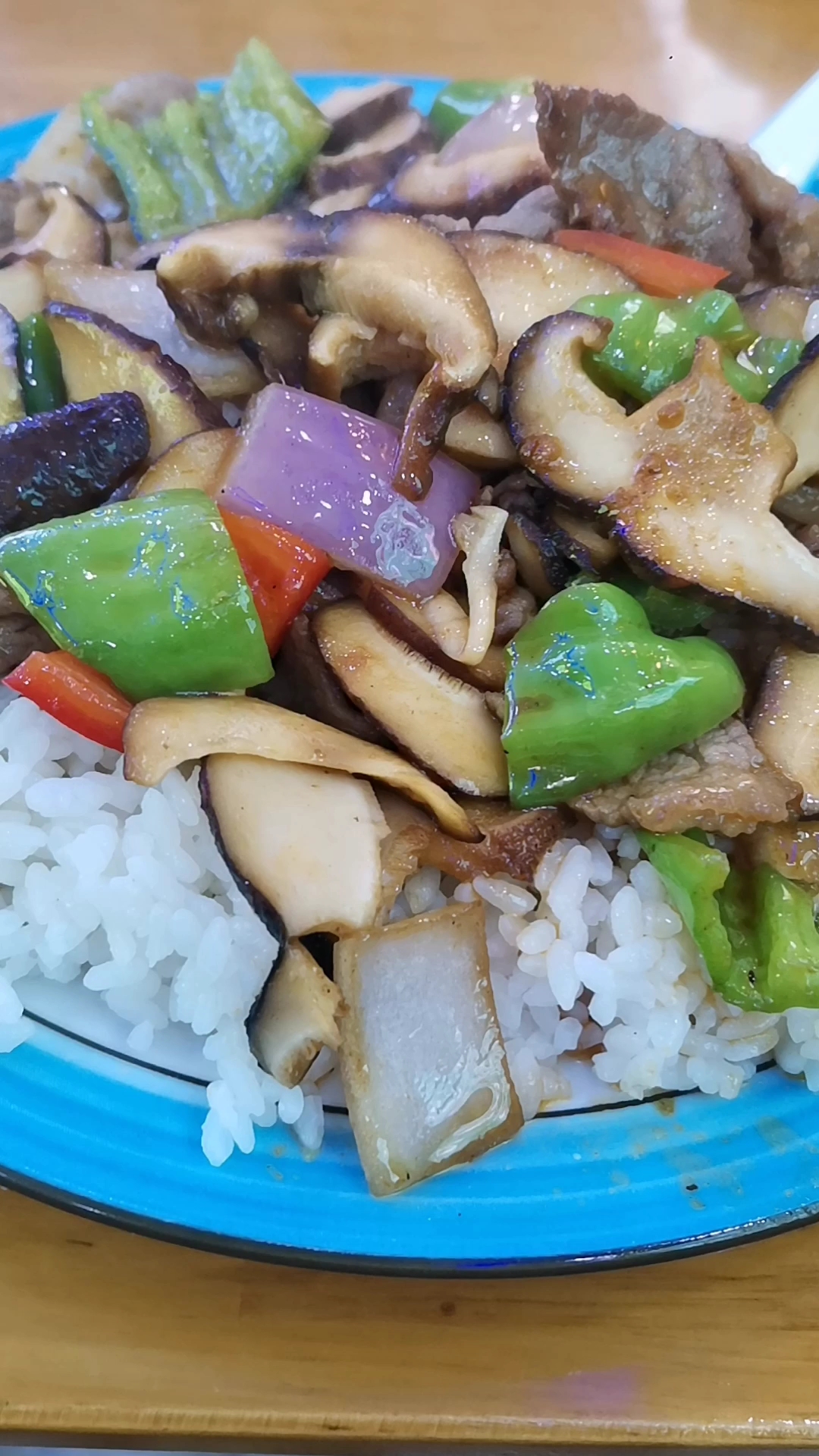 今天晚上吃兰州拉面家的蘑菇炒牛肉盖浇饭！#新大陆计划# #兰州拉面#