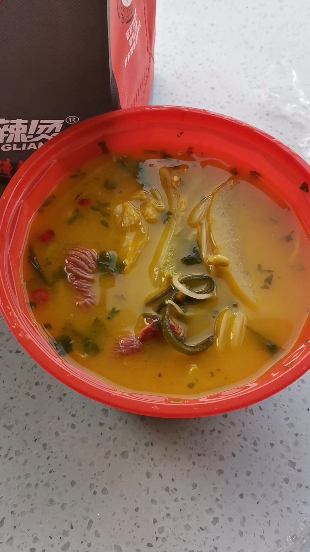今天的外卖吃，张亮麻辣烫的酸辣金汤口味！