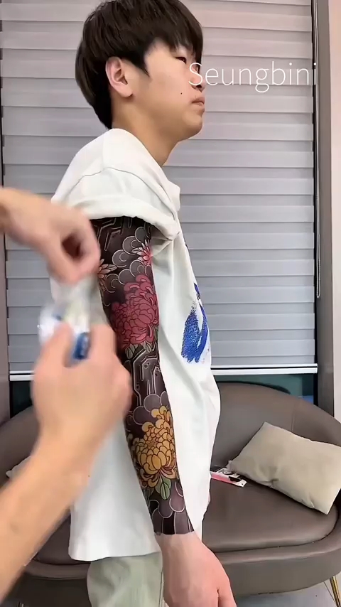 用纹身贴纸得到花臂