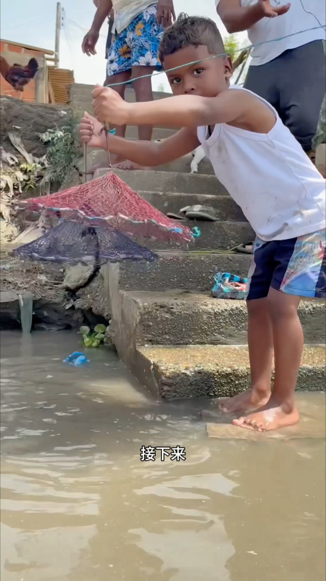 小男孩撒网捕鱼,还以为是青铜,结果是王者