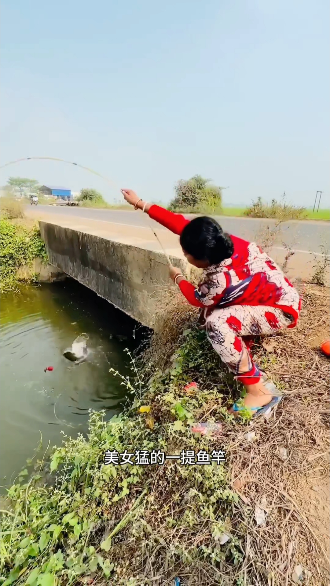 美女是位钓鱼高手,三四斤的鱼儿直接就被他甩上岸