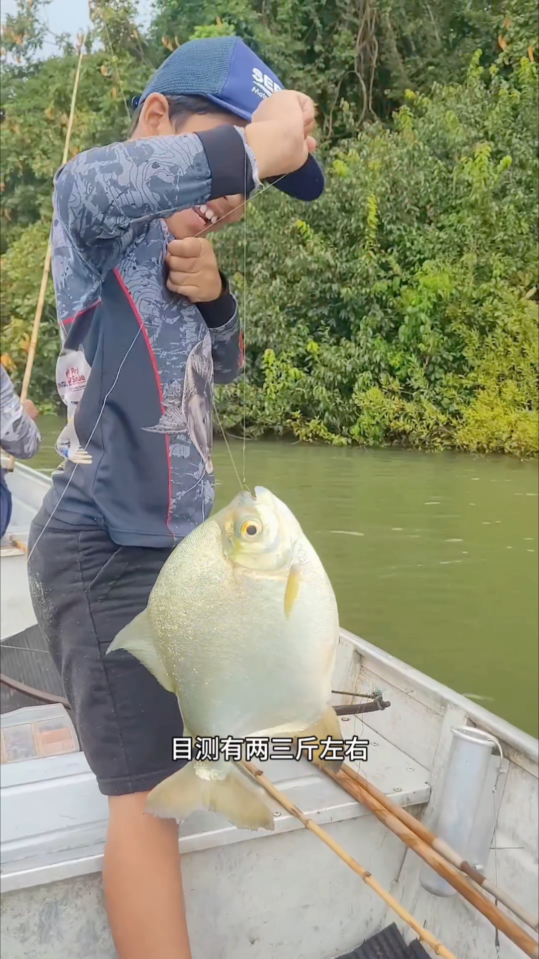 小孩哥是钓鱼高手，一抛竿就中鱼，太厉害了