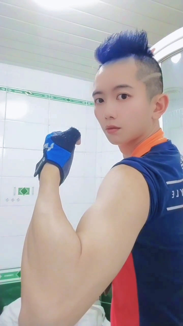 肌肉帅哥努力成为健身教练?#肌肉男#肌肉帅哥#薄肌体育生