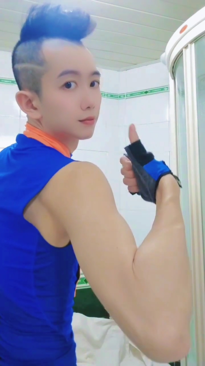 有肌肉帅哥的线上训练营?#肌肉男#肌肉帅哥#薄肌体育生#猛男