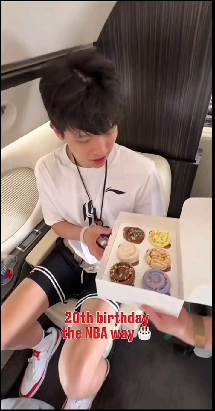 排面拉满!杨瀚森被NBA选中之后,开拓者贴心为其准备生日蛋糕