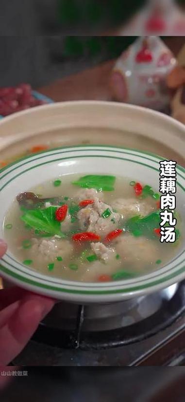 很多人都知道这个季节的莲藕最养人,今天用莲藕分享一道莲藕丸子的做法,汤鲜味美,好吃又营养。