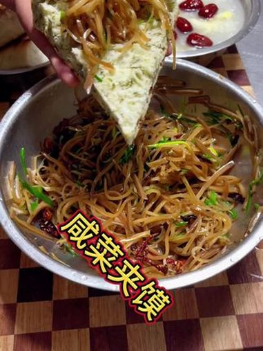 陕西家常小菜,咸菜夹馍你能吃几个 谁懂这一口的好吃程度 就是这个味儿