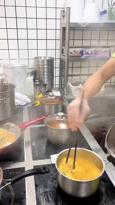 锡纸花甲方便面配锅巴，组合超妙！花甲鲜嫩，浓汤鲜香，嗦一口鲜到脚趾；锅巴金黄酥脆，咔嚓感直