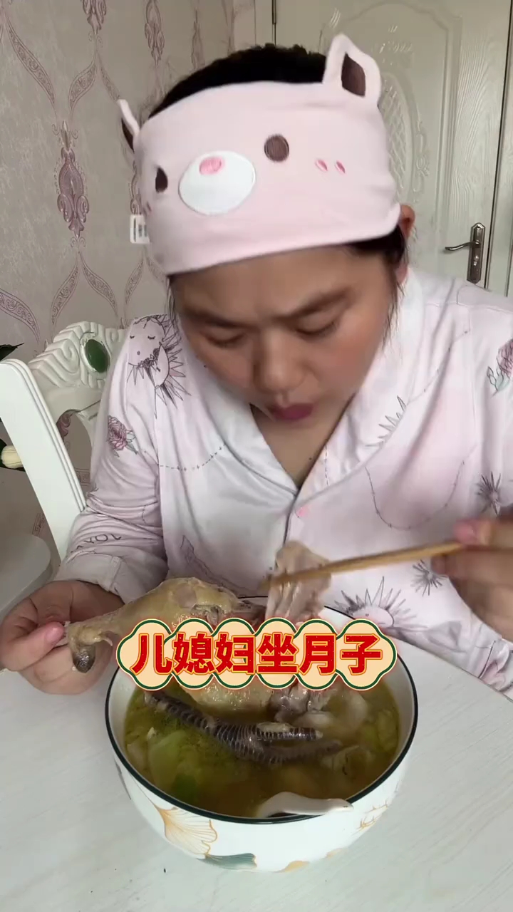 儿媳妇做月子婆婆炖的猪蹄汤