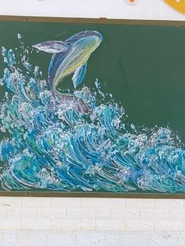 黑板报鲸鱼 一跃而起游于天地 追梦之人怀揣梦想，坚定信念。如少年与大鱼，奋力前行，冲破层层