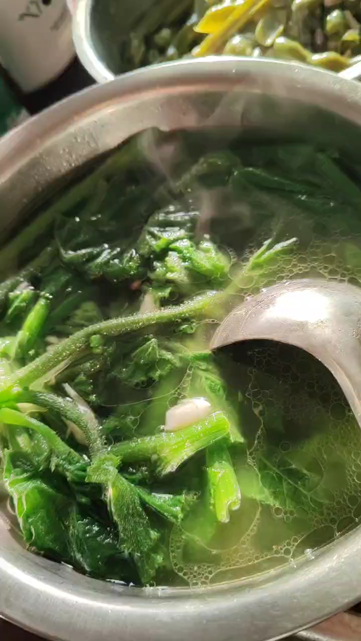 我煮南瓜尖汤，#妈妈做的家常菜#