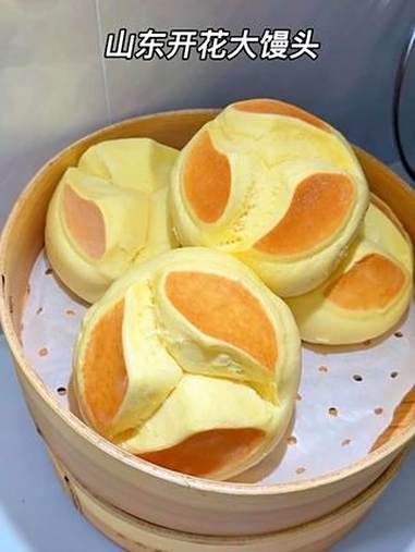 带你们看看我们山东的喧软大馒头 做一次还会做第二次的奶香大馒头呀,喧软香甜,可好吃啦 奶香