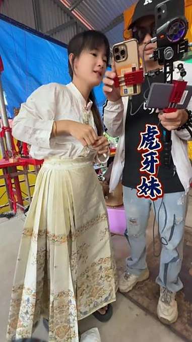 槟榔西施虎牙妹 拍摄现场直击 民间艺术传承 民间艺人 多才多艺 秀出新国风 “虎牙妹”在许