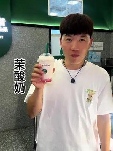 17.9就能喝到茉酸奶新品啦 粉嘟嘟的太可爱了,一定要让闺蜜安排这杯多汁桃桃酸奶奶昔。茉酸