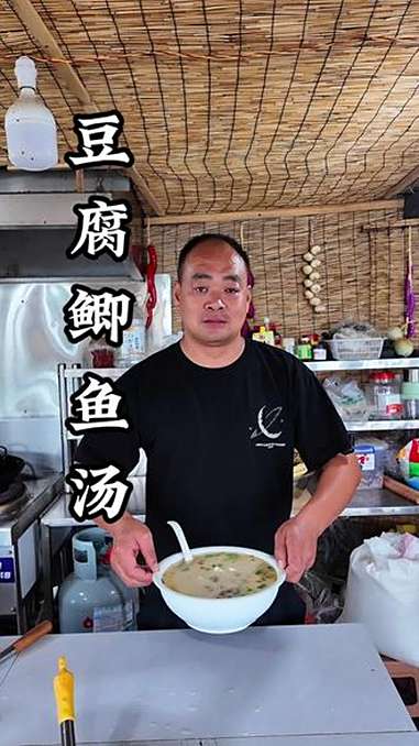 豆腐鲫鱼汤 家常美食 美食制作分享 日常生活 乡村美食 吃鱼 豆腐鲫鱼汤,汤汁浓郁如牛奶,