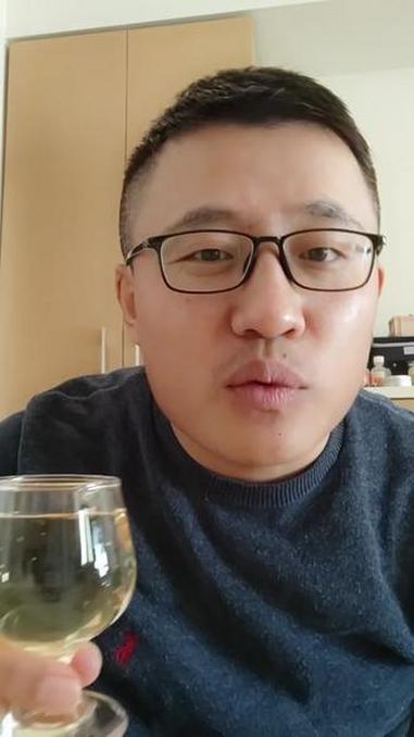 推荐大家一款年轻人都爱喝的,纯葡萄酿造的白葡萄酒,去亲戚朋友家串门,带上两瓶,真的非常合适
