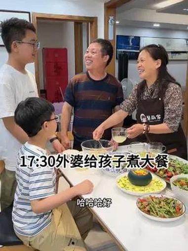 外婆给孩子们煮大餐,老爸老妈说正是两个孩子长身体的时候,就专门去挖了新鲜黄芪给孩子们炖鸡汤