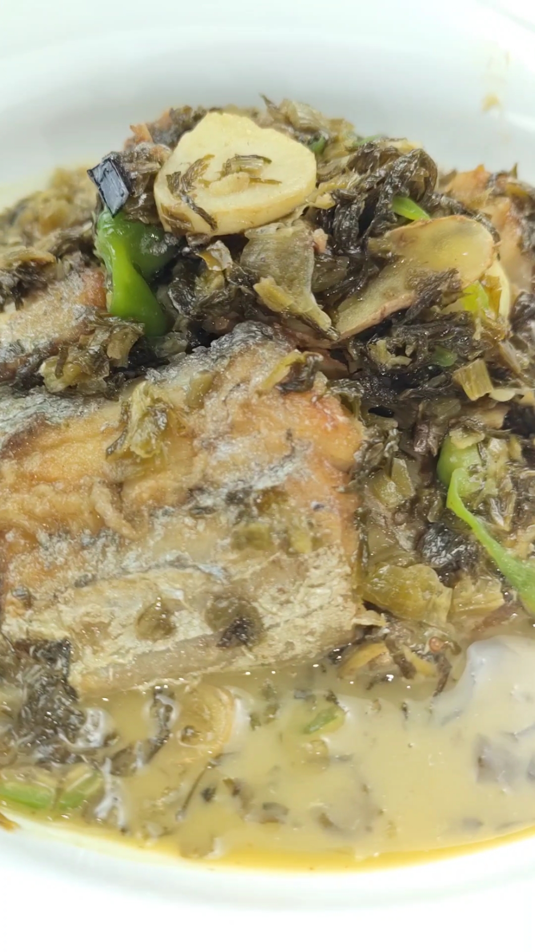 尽量别吃进口带鱼，相比国产东海带鱼，口感差不少，雪菜白汁带鱼