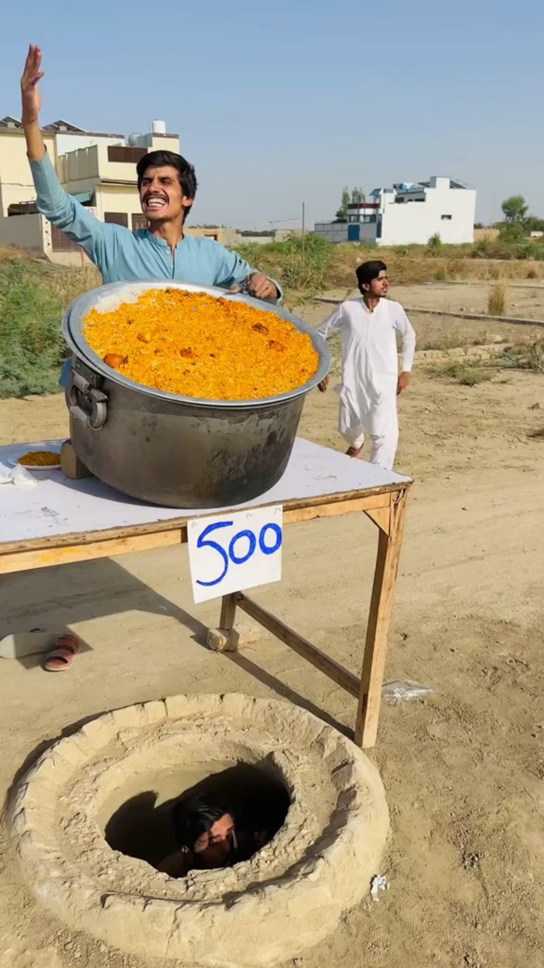 男人卖炒饭,太搞笑了