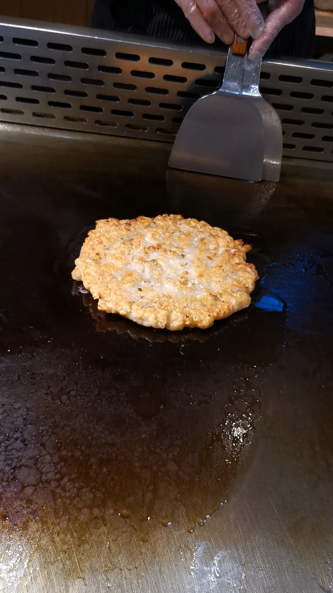 温州特色美食水潺饼。水潺,又叫龙口鱼,还叫东海小白龙。