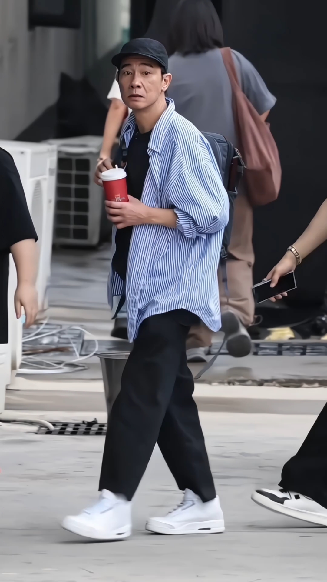 音乐一响青春登场,58岁的陈小春依然帅气,山鸡哥是青春的回忆