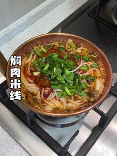今天没有大鱼大肉 只有一碗米线 这就很云南了 把家乡的味道分享给大家 小锅米线 春天的美食