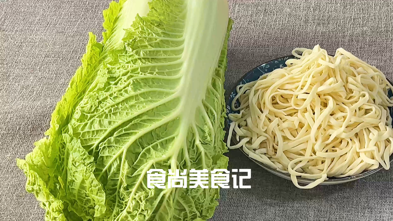 白菜搭配上2块钱面条,做法简单,色香味美,营养好吃又解馋