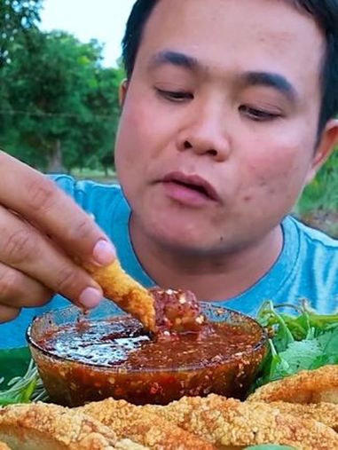 泰式鲜小米辣酱汁脆皮大猪肉 泰国主播吃美食视频 泰国有哪些神奇美食 泰国生活 泰国大叔 内