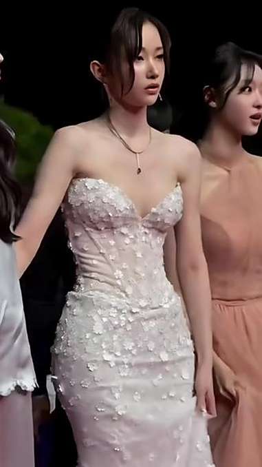 韩素希这造型也太绝了吧!一身白色立体花饰抹胸鱼尾裙,把清冷破碎感和优雅气质衬得恰到好处,就