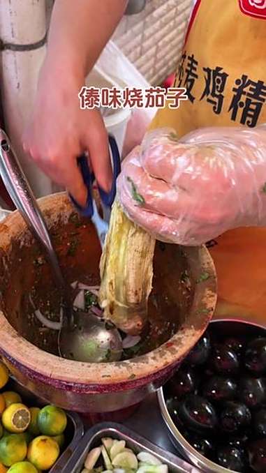 傣味烧茄子 傣味烧茄子妥妥的下饭神器 街边小吃 路边摊美味 地方特色美食 烧茄子 在路边摊