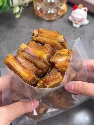 风干排骨选用好吃的肋骨部位,肉质紧实不油腻,香香辣辣超好吃!妈呀太香了 好吃到停不下来 排