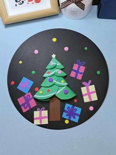 圣诞树贴纸主题画,把圣诞的欢喜贴进画里,动手和孩子一起剪一剪,贴一贴,乐趣无穷～～ 创意美