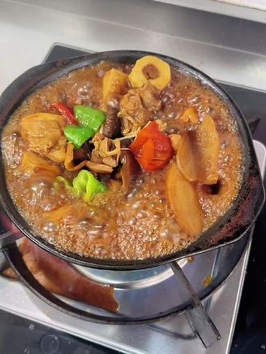 自己在家就可以做黄焖鸡了 听说黄焖鸡上315了,今天教大家自己在家动手做黄焖鸡。我这是给孩