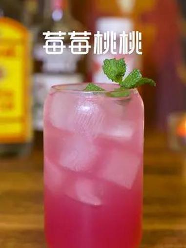 记录调酒丨莓莓桃桃 美丽又好喝的一款调酒,属于在家瞎鼓捣的,味道意外的还不错,推荐给大家尝