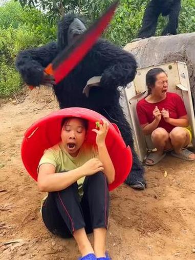 两只凶猛的怪物攻击了两只藏在塑料桶里的勇敢女孩 农村孩子的乐趣 儿童钓鱼视频0-3岁 小鱼
