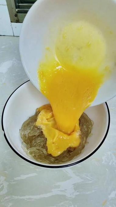 粉条别再炒炖,教你新吃法,营养还味美!美食教程 粉条鸡蛋饼