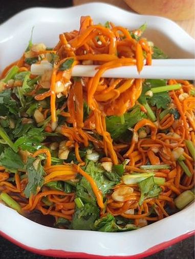 虫草花别光煲汤用哦,吃腻了大鱼大肉来点清脆爽口又解腻的凉拌虫草花吧 在家吃一顿粗茶淡饭也很