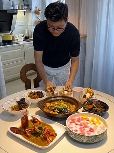 点菜点菜今天吃了冰激凌鸡蛋仔还有咖喱龙虾和牛肉盖饭老婆说想吃鱼了那就安排上 福库高压电饭煲