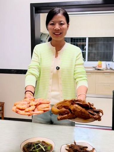 亲们今天收了些珠子回来,仓库里的货陆陆续续的多了起来,小伙伴们都辛苦了,今天我主厨做海鲜大