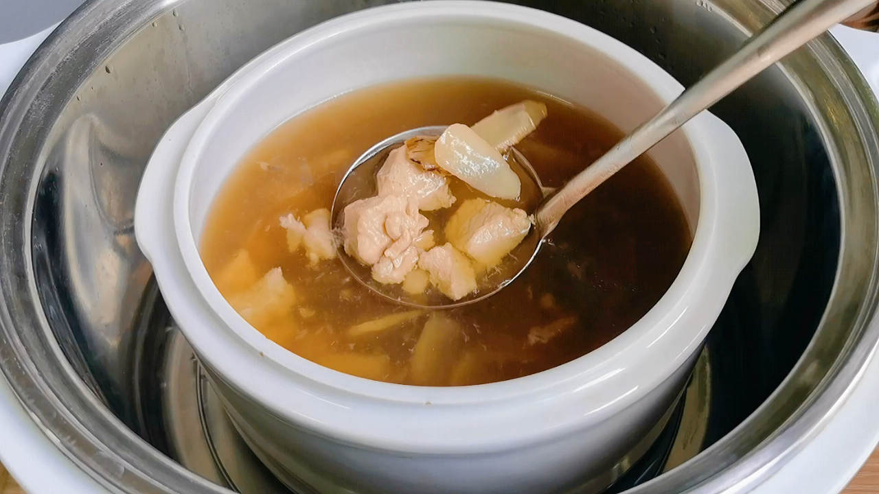 入秋常给家人煲润肺汤,清香甘甜,全家爱喝 