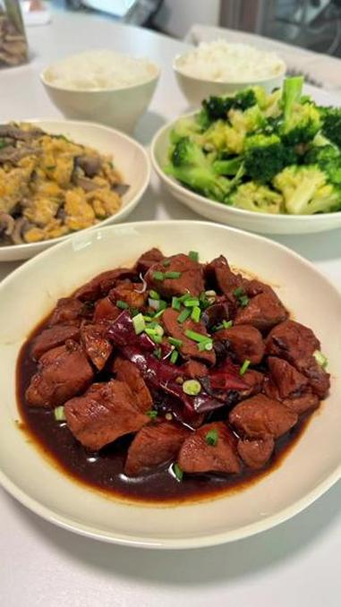 今天跟我老婆生活化减脂吃的是,红烧肉,平菇炒鸡蛋,蒜蓉西兰花加上米饭,这一顿单人份热量在6